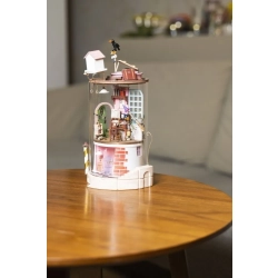 Model w Tubie - Samotny Sąsiad